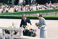 広島市の原爆慰霊碑で、犠牲者を追悼し白菊を供える