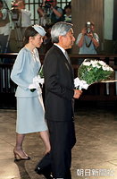 東京都墨田区にある関東大震災と東京大空襲で亡くなった人が眠っている都慰霊堂を初めて訪れ、白菊を供える