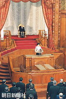 臨時国会開会式で、議長席と事務総長席がはずされた参院本会議場のお席で、土井たか子衆院議長の式辞を聞く天皇陛下