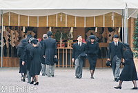 東京都文京区にある豊島岡墓地で行われた秩父宮妃勢津子さま（８月２５日に逝去）の「斂葬（れんそう）の儀」に向かう皇太子さまと雅子さま
