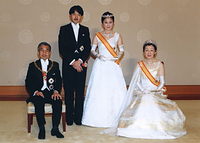 １９９０年６月、天皇、皇后両陛下と正装で記念撮影をする秋篠宮さまと紀子さま