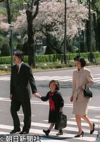 １９９８年４月、学習院初等科に入学される眞子さまと一緒に式に向かう秋篠宮さまと紀子さま
