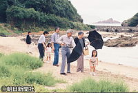 ８月、小雨が降る静岡県の須崎御用邸の海岸を散策する天皇、皇后両陛下と眞子さま、秋篠宮さまと紀子さま、佳子さま