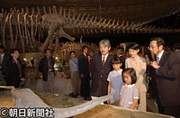 ２００２年９月、千葉市の幕張メッセで開かれた恐竜博で展示品の説明を熱心に聞く秋篠宮さまと紀子さま、眞子さまと佳子さま