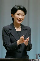 東京・有楽町で開かれた「第２０回全国高校生の手話によるスピーチコンテスト」で、手話であいさつをされる紀子さま