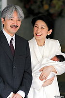 ２００６年９月、長男悠仁さまをご出産、秋篠宮さまに付き添われ東京都港区の愛育病院を退院する紀子さま