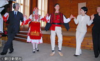 ２００９年５月、ブルガリアのシロカ・ルカ村で踊り手たちの輪に入って伝統舞踊のステップを踏む秋篠宮さまと紀子さま。日本との外交１４０周年を記念しオーストリア、ブルガリア、ハンガリー、ルーマニアのドナウ川
