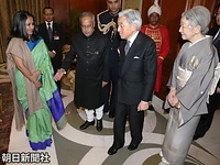 ２０１３年１２月、
インドのムカジー大統領主催の晩餐会に出席した天皇、皇后両陛下。皇后さまの凜とした着物姿は海外でも好評だ