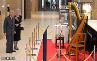 ２０１４年１０月、東京・日本橋で開かれた特別展「天皇皇后両陛下の８０年－信頼の絆をひろげて」を訪れ、展示された皇后さま愛用のピアノやハープを見る天皇、皇后両陛下