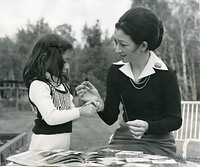 １９７４年１０月、４０歳の誕生日を前に、貝の標本で黒田清子さん（紀宮さま）と遊ぶ皇后さま。左の襟に天皇陛下から贈られたブローチをつけている