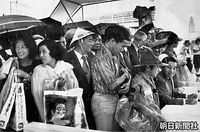 １９７７年９月、青森市の国民体育大会の競泳会場で、雨が降り出したため、皇太子時代の天皇陛下は周辺の観客を貴賓席に招き入れて一緒に雨宿りした