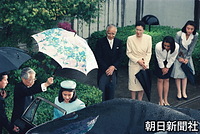 １９９３年６月、皇太子さまとの結婚のため、自宅から皇居に向かう雅子さま。両親や妹たちが見送った。傘を差し出すのは曽我剛東宮侍従
