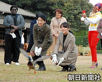 ２０１３年１２月、宮内庁埼玉鴨場で、カモを放鳥する眞子さま。紀子さまが優しく見守った。後方は招待された外交団