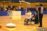 ２０１４年６月、愛知県小牧市で行われた日本車椅子ツインバスケットボール選手権大会開会式の始球式。車椅子に座りながらゴールを決め、ガッツポーズの高円宮妃久子さま