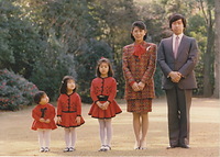 １９９２年１１月、宮邸の庭で記念撮影する高円宮ご一家。左から絢子さま、千家典子さん、承子さま、久子さま、高円宮さま