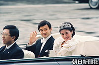 １９９３年６月、皇居から結婚パレードに出発する皇太子さまと雅子さま。白色のローブデコルテ姿の雅子さまに歓声があがった