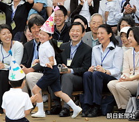 ２００７年１０月、学習院幼稚園の運動会で、お遊戯する愛子さまと笑顔で見守る皇太子さまと雅子さま