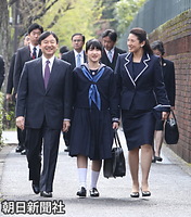 ２０１４年４月、皇太子さまと雅子さまと共に学習院女子中等科入学式に向かう愛子さま。式典の前に記者団の取材に、愛子さまは「楽しみにしています」と笑顔をみせた