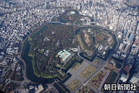 ２００８年１１月、空から見ると、都心の真ん中に浮かぶ緑の島のように見える皇居。緑色の四角い屋根が宮殿、朝日新聞社ヘリコプターから