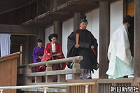 ２０１４年１０月、結婚式にのぞむため、出雲大社拝殿の回廊を歩く千家国麿さんと高円宮家の次女典子さん