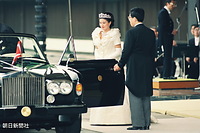 １９９３年６月、皇太子さまとの結婚の儀で、皇居・南車寄からパレードに出発する雅子さま。ドアを開いているのが皇宮警察の護衛二課長