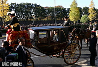 ２０１３年１１月、信任状捧呈式のため儀装馬車で皇居に向かう米国駐日大使のキャロライン・ケネディ氏