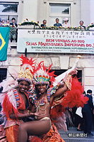 リオデジャネイロの市政庁を訪れた天皇、皇后両陛下をカーニバル優勝チームがサンバで歓迎。バルコニーから熱気あふれる踊りをご覧になった