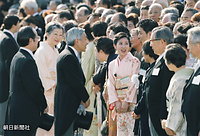 １０月、秋の園遊会で、俳優の西村知美さん（中央）らと談笑する天皇、皇后両陛下