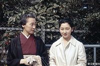 １９５８年１１月、皇太子さまとのご婚約が発表される数日前に、東京都品川区の自宅から外出した正田美智子さんと母親の富美子さん