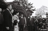 １９５９年１月、納采の儀を終え、皇居にあいさつに向かう正田美智子さんとご両親。正田邸前に集まった近所の人たちが「おめでとう」と祝福