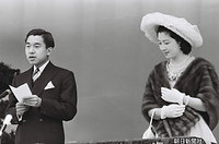 東京都主催の皇太子殿下ご結婚慶祝式典で、お言葉を述べる皇太子さま。美智子さまはミンクのストールとベル・モードのお帽子を着用