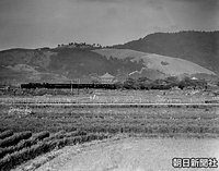 奈良に向かう皇太子ご夫妻を乗せ大和路を走る特別列車。左端は後部補助機関車、上は若草山