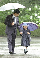 学習院幼稚園の父親参観に、皇太子さまと一緒に登園する敬宮愛子さま＝２００６年６月１８日、代表撮影