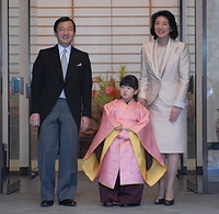 着袴の儀を終えた愛子さまと皇太子ご夫妻＝２００６年１１月１１日、東宮御所で、代表撮影