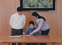 皇太子ご夫妻と漢字を練習する愛子さま＝２００９年１１月２２日、東宮御所、宮内庁提供