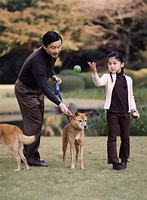 皇太子ご夫妻と、愛犬を連れて赤坂御用地を散策する愛子さま＝２０１０年３月６日、宮内庁提供
