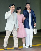 ＪＲ那須塩原駅に到着し、出迎えの人たちに手を振る皇太子ご夫妻と愛子さま＝２０１３年８月２３日、代表撮影