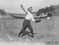 １９２４年、沼津御用邸前の海岸で熱心に野球の練習に取り組む。野球少年だった