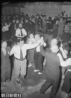 １９５０年、社会を明るく、楽しくする健全なレクリエーション普及させようと東京・渋谷で行われたスクエア・ダンス大会で踊ってみせる三笠宮さま