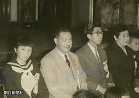 １９５８年、こども郵便局の表彰式で、表彰を受けた子どもたちと一緒に記念撮影。左は田中角栄郵政相