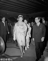 １９６１年、英国のアレクサンドラ王女が来日、日英協会主催の歓迎レセプションに出席した三笠宮さまと百合子さま