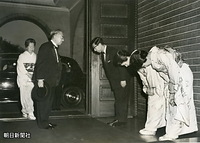 １９６４年、三笠宮さまの長女甯子さまの成年披露宴が東京・高輪の光輪閣で開かれ、昭和天皇、香淳皇后を迎える三笠宮さま、百合子さま、甯子さま