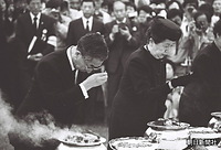 １９８９年、韓国・ソウル市で行われた元朝鮮王侯族・李垠夫人の李方子さんの葬儀で、焼香をする三笠宮さまと百合子さま
