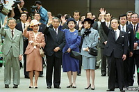 １９９１年、天皇、皇后両陛下が東南アジア訪問に出発、羽田空港で手を振って見送る（左から）常陸宮さまと華子さま、三笠宮さまと百合子さま、信子さま、海部俊樹首相