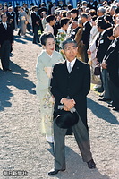 １９９５年、秋の園遊会で招待者に会釈して会場を進む三笠宮さまと百合子さま