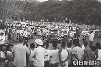フィリピン大統領官邸のマラカニアン宮殿に向かう皇太子さまと美智子さまのお車を沿道で歓迎する人たち