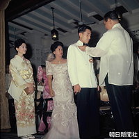 マカパガル大統領からフィリピン最高勲章のシカツナを授与される皇太子さま。後方は大統領夫人と紅白梅の訪問着の美智子さま