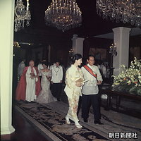 マラカニアン宮殿での晩餐会に向かうマカパガル大統領と美智子さま。後ろから皇太子さまと大統領夫人