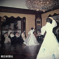 マカパガル大統領夫妻と共に、フィリピンの「民族ダンス」を鑑賞する皇太子さまと美智子さま