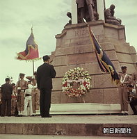 １９世紀にスペインの植民地支配からの解放運動を行い銃殺されたものの、後の世代に大きな影響を与えたフィリピン独立の父と呼ばれるホセ・リサールの記念碑を訪れ、花輪を供えた皇太子さま